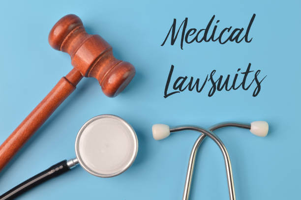 Judge gavel and stethoscope with text MEDICAL LAWSUITS.